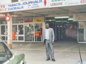 IMG_20220513_162533 Homme en costume devant le centre commercial 2002